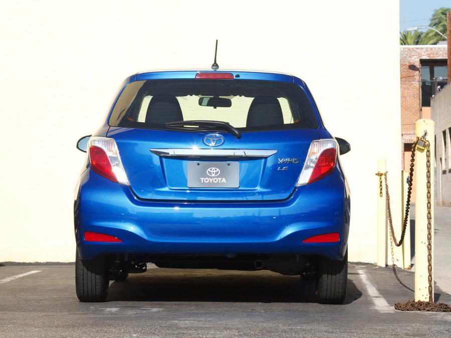  Toyota Yaris LE 3-Door 2011 года  (US) (фото 6 из 11)